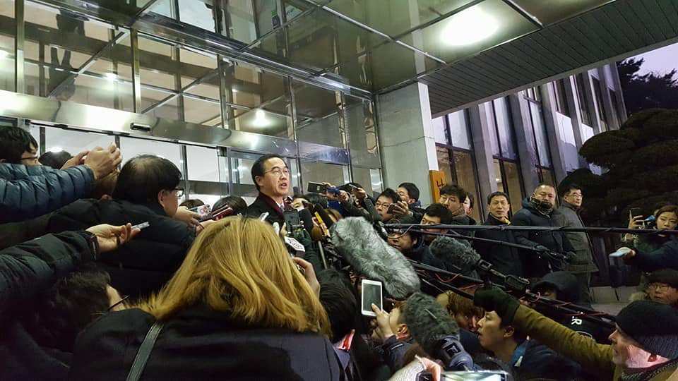 朝鮮祖國和平統一委員會委員長李善權(中)領著朝鮮代表,步行越過板門店的軍事分界線,出席韓朝會談。 朝鮮祖國和平統一委員會委員長李善權(中)領著朝鮮代表,步行越過板門店的軍事分界線,出席韓朝會談。