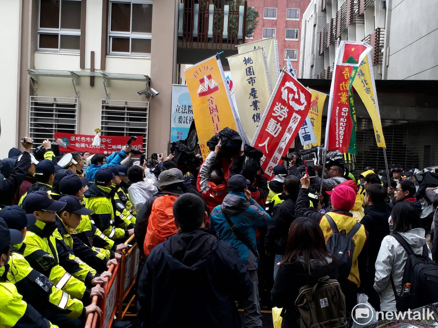 勞團衝進立院,與警方嚴重衝突,高喊「有人受傷、叫救護車!」。 圖:陳香蘭/攝 勞團衝進立院,與警方嚴重衝突,高喊「有人受傷、叫救護車!」。 圖:陳香蘭/攝