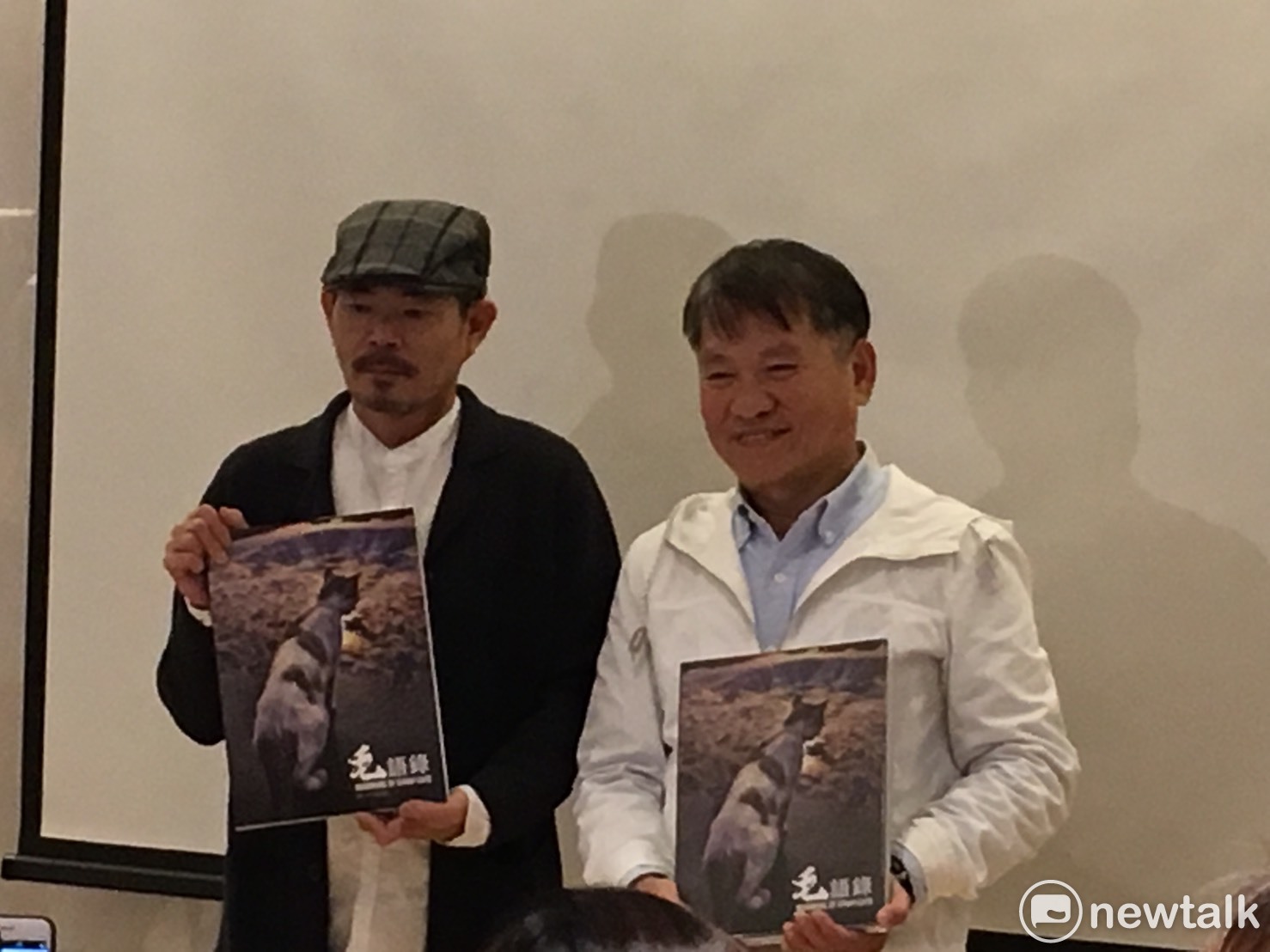 益品書屋董事長戴勝益(右),扮演這本書的催生者,今天為楊明亮(左)站台。 張逸/攝影 益品書屋董事長戴勝益(右),扮演這本書的催生者,今天為楊明亮(左)站台。 張逸/攝影