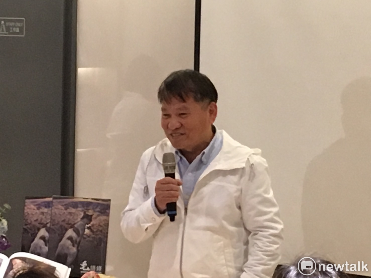 自己也養貓的益品書屋董事長戴勝益,扮演這本書的催生者。 張逸/攝影 自己也養貓的益品書屋董事長戴勝益,扮演這本書的催生者。 張逸/攝影