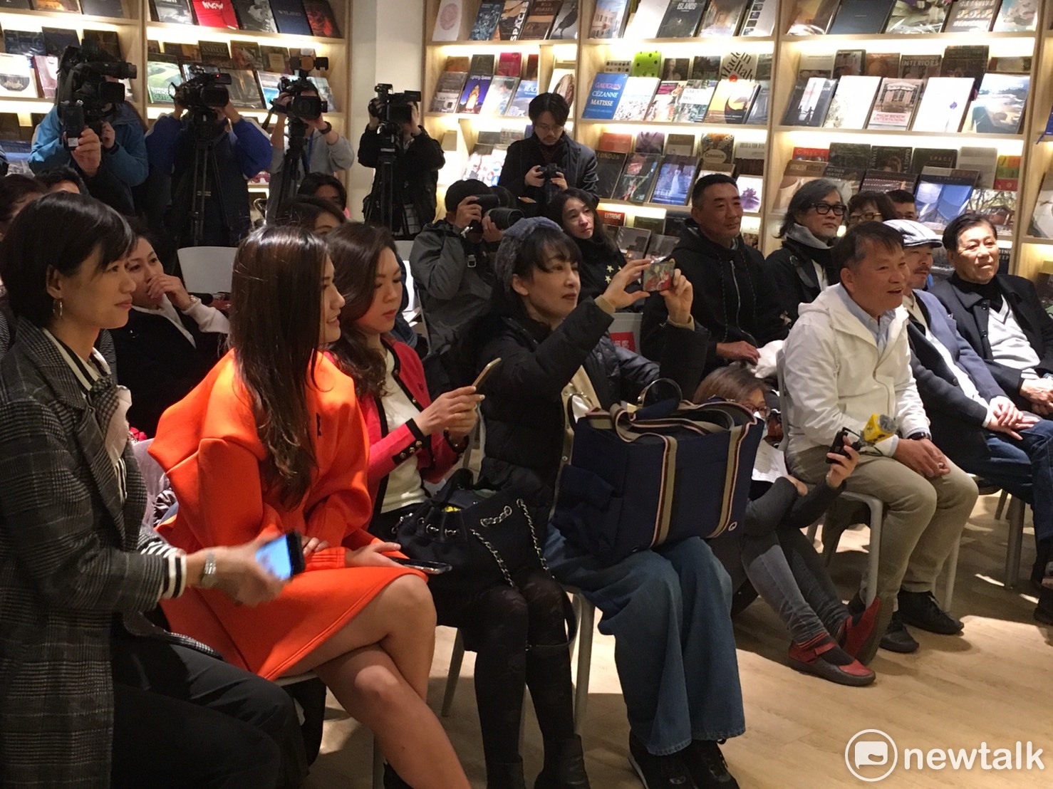 因流浪貓與阿亮結緣的一群空姐,一同為楊明亮站台。 張逸/攝影 因流浪貓與阿亮結緣的一群空姐,一同為楊明亮站台。 張逸/攝影