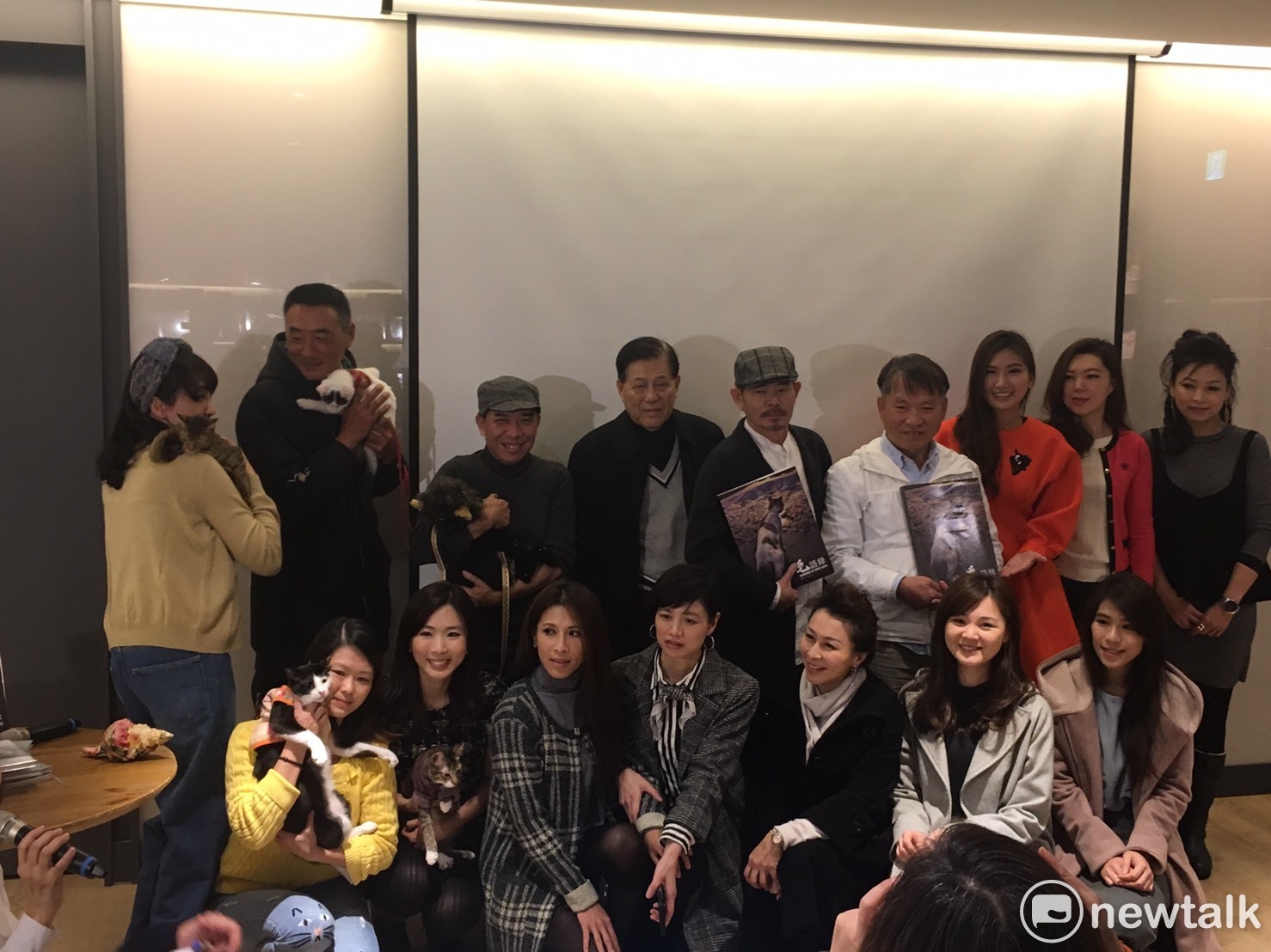 戴勝益今天與一群美麗的空姐,一同為楊明亮站台。 張逸/攝影 戴勝益今天與一群美麗的空姐,一同為楊明亮站台。 張逸/攝影