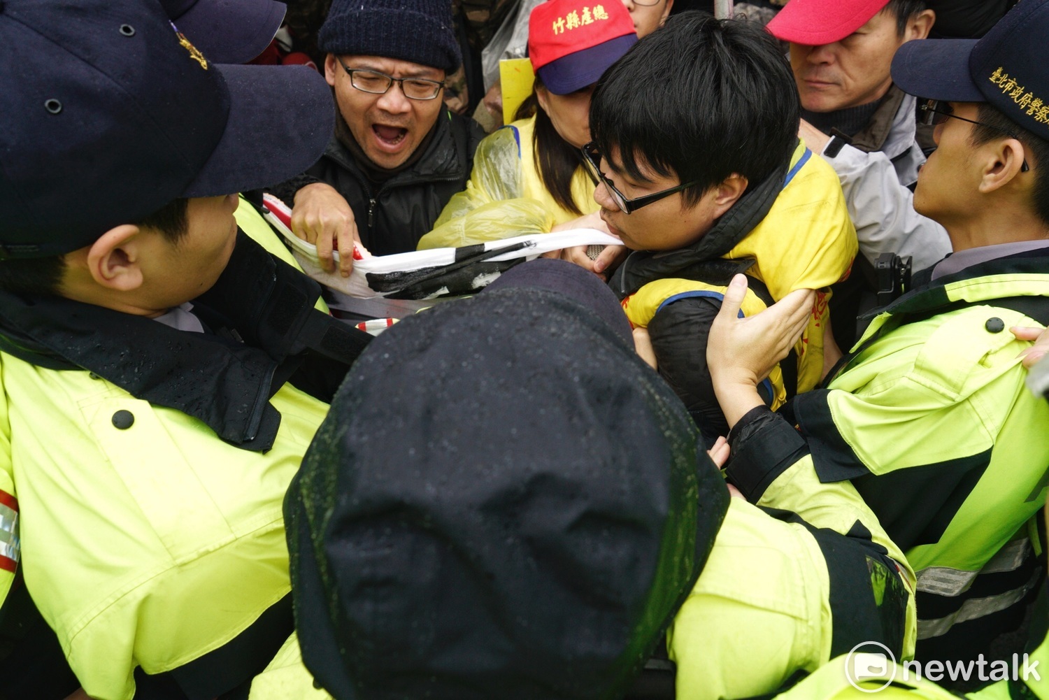 反對修改勞基法的勞工團體在凱道丟拖鞋抗議,隨即遭警方奪下尚未丟擲的拖鞋,因而爆發推擠衝突。 圖:張良一/攝 反對修改勞基法的勞工團體在凱道丟拖鞋抗議,隨即遭警方奪下尚未丟擲的拖鞋,因而爆發推擠衝突。 圖:張良一/攝