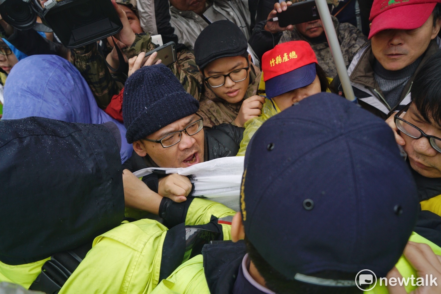 反對修改勞基法的勞工團體在凱道丟拖鞋抗議,隨即遭警方奪下尚未丟擲的拖鞋,因而爆發推擠衝突。 圖:張良一/攝 反對修改勞基法的勞工團體在凱道丟拖鞋抗議,隨即遭警方奪下尚未丟擲的拖鞋,因而爆發推擠衝突。 圖:張良一/攝