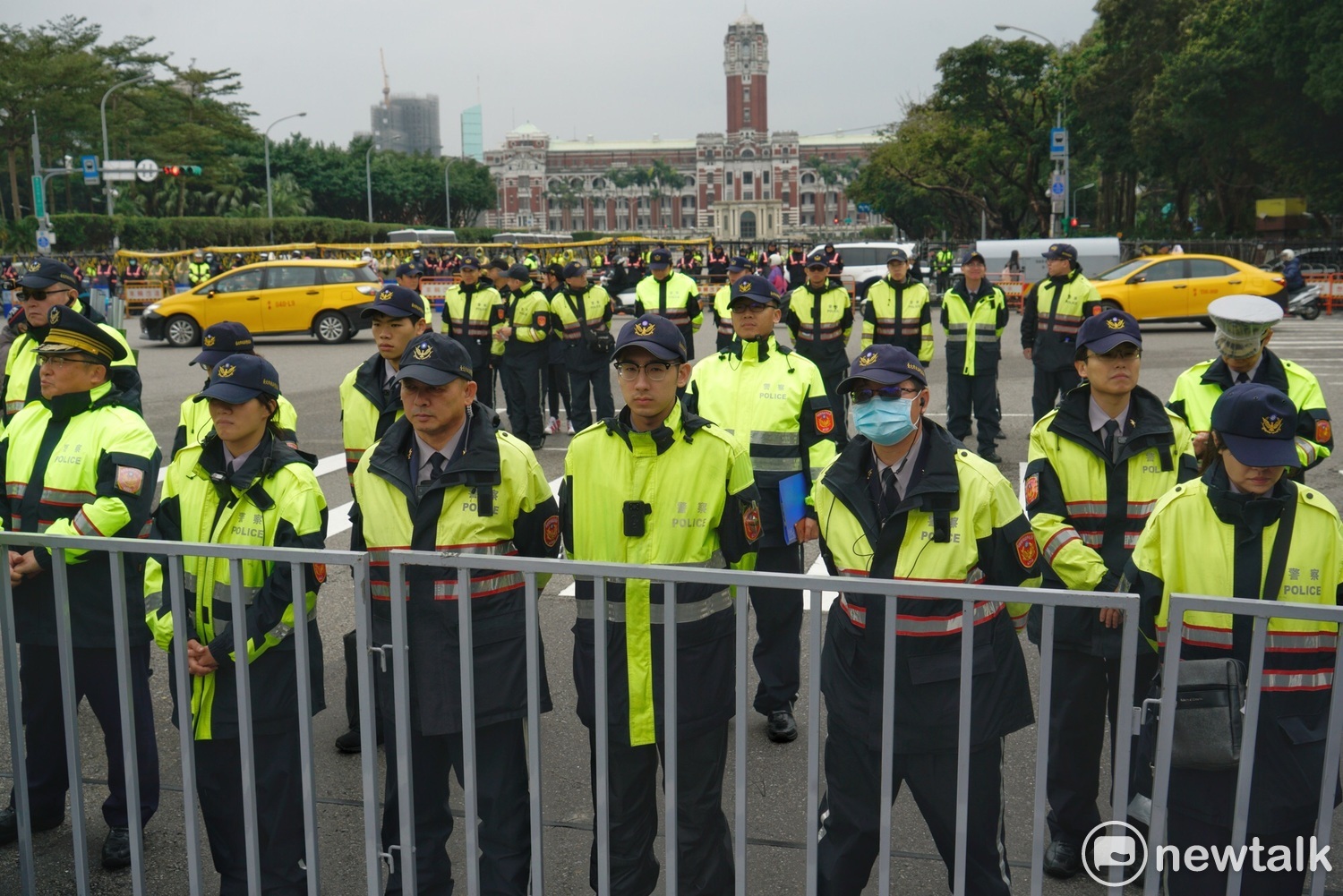 反對修改勞基法的勞工團體在凱道丟拖鞋抗議,隨即遭警方奪下尚未丟擲的拖鞋,因而爆發推擠衝突。 圖:張良一/攝 反對修改勞基法的勞工團體在凱道丟拖鞋抗議,隨即遭警方奪下尚未丟擲的拖鞋,因而爆發推擠衝突。 圖:張良一/攝