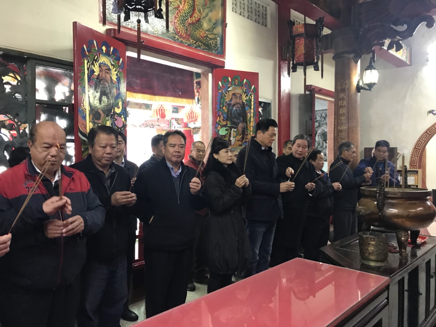 周錫瑋今(9)日到雙溪與里長座談,提到李乾龍的批評,以及遭部分媒體質疑其說法,顯得相當不滿。 周錫瑋今(9)日到雙溪與里長座談,提到李乾龍的批評,以及遭部分媒體質疑其說法,顯得相當不滿。