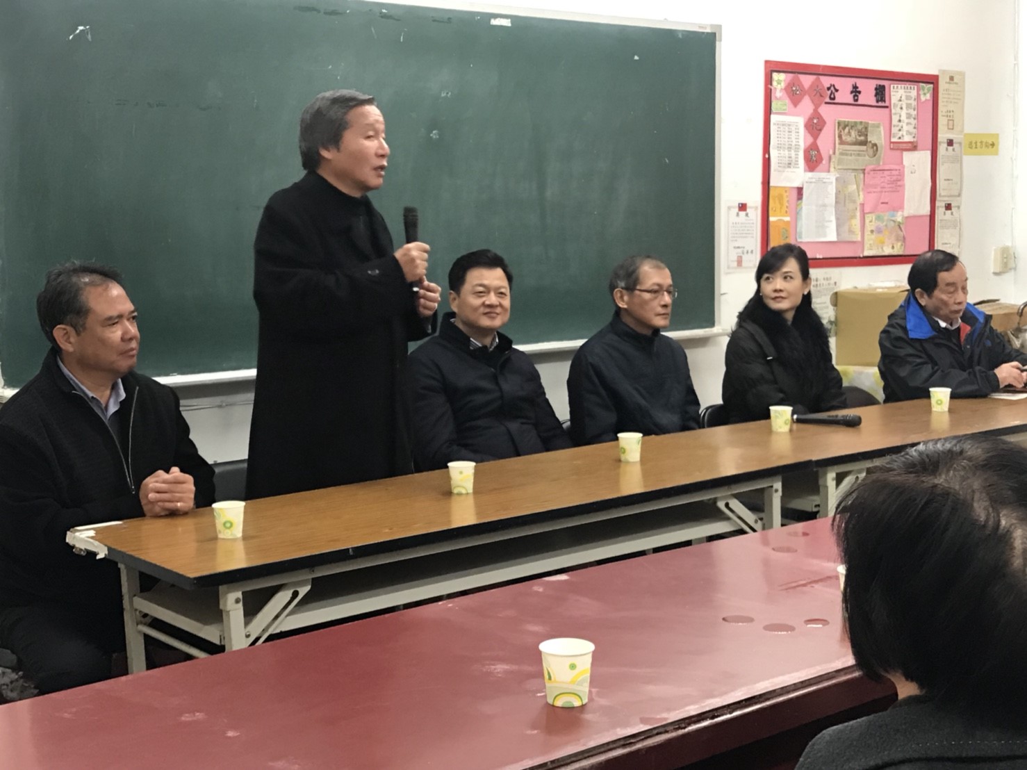 周錫瑋今(9)日到雙溪與里長座談,提到李乾龍的批評,以及遭部分媒體質疑其說法,顯得相當不滿。 周錫瑋今(9)日到雙溪與里長座談,提到李乾龍的批評,以及遭部分媒體質疑其說法,顯得相當不滿。