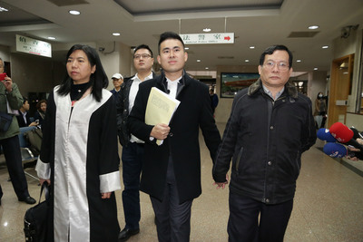 王炳忠不滿名嘴周玉蔻指控他父親帳戶有一筆超過500萬元的外匯,今天對周玉蔻提起刑事洩密罪及加重誹謗罪自訴,求償新台幣148萬7000元。 王炳忠不滿名嘴周玉蔻指控他父親帳戶有一筆超過500萬元的外匯,今天對周玉蔻提起刑事洩密罪及加重誹謗罪自訴,求償新台幣148萬7000元。