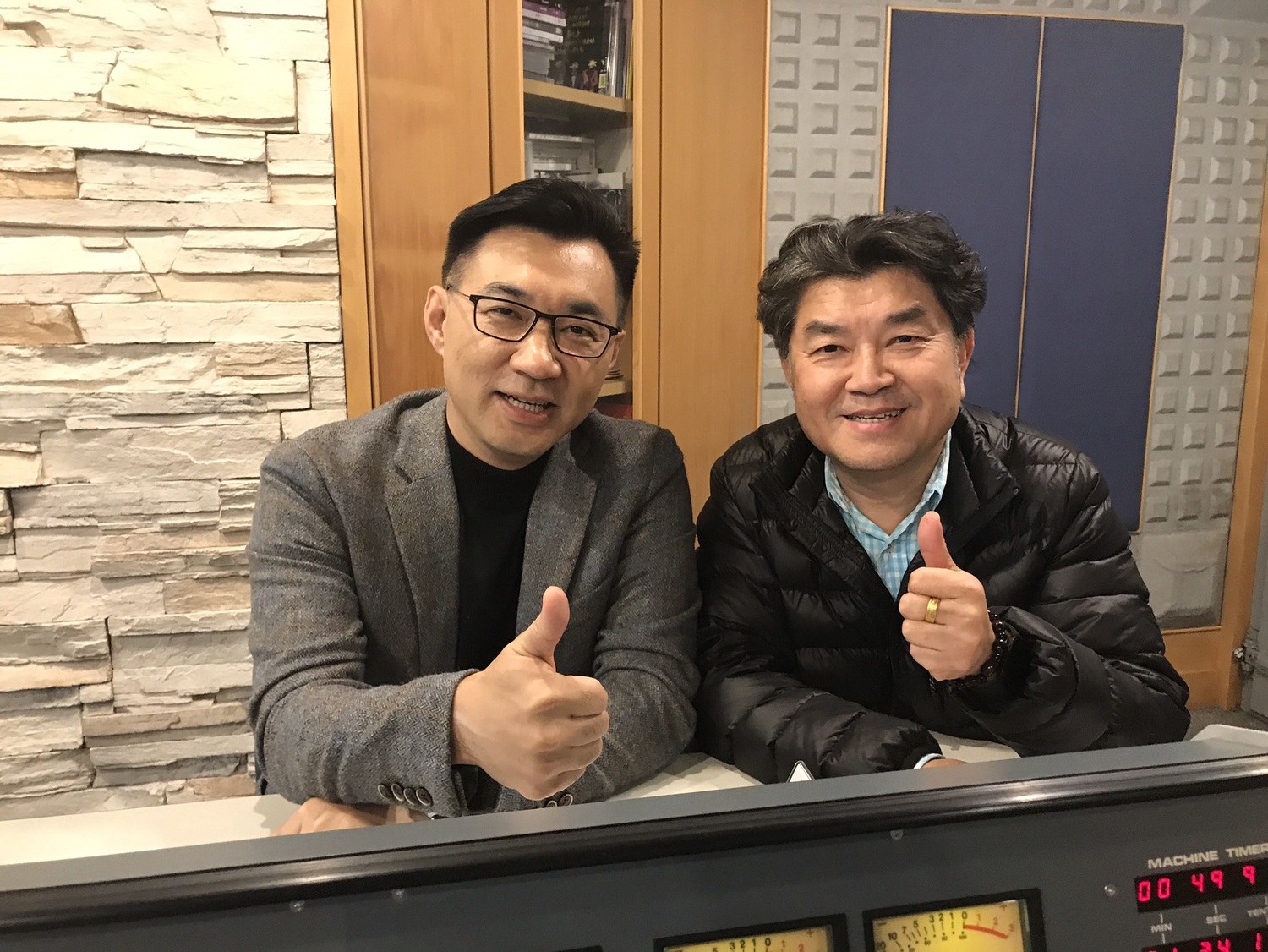 江啟臣1月7日邀請市議員李中上廣播節目,還原預算審議過程。 圖 : 江啟臣辦公室/提供 江啟臣1月7日邀請市議員李中上廣播節目,還原預算審議過程。 圖 : 江啟臣辦公室/提供