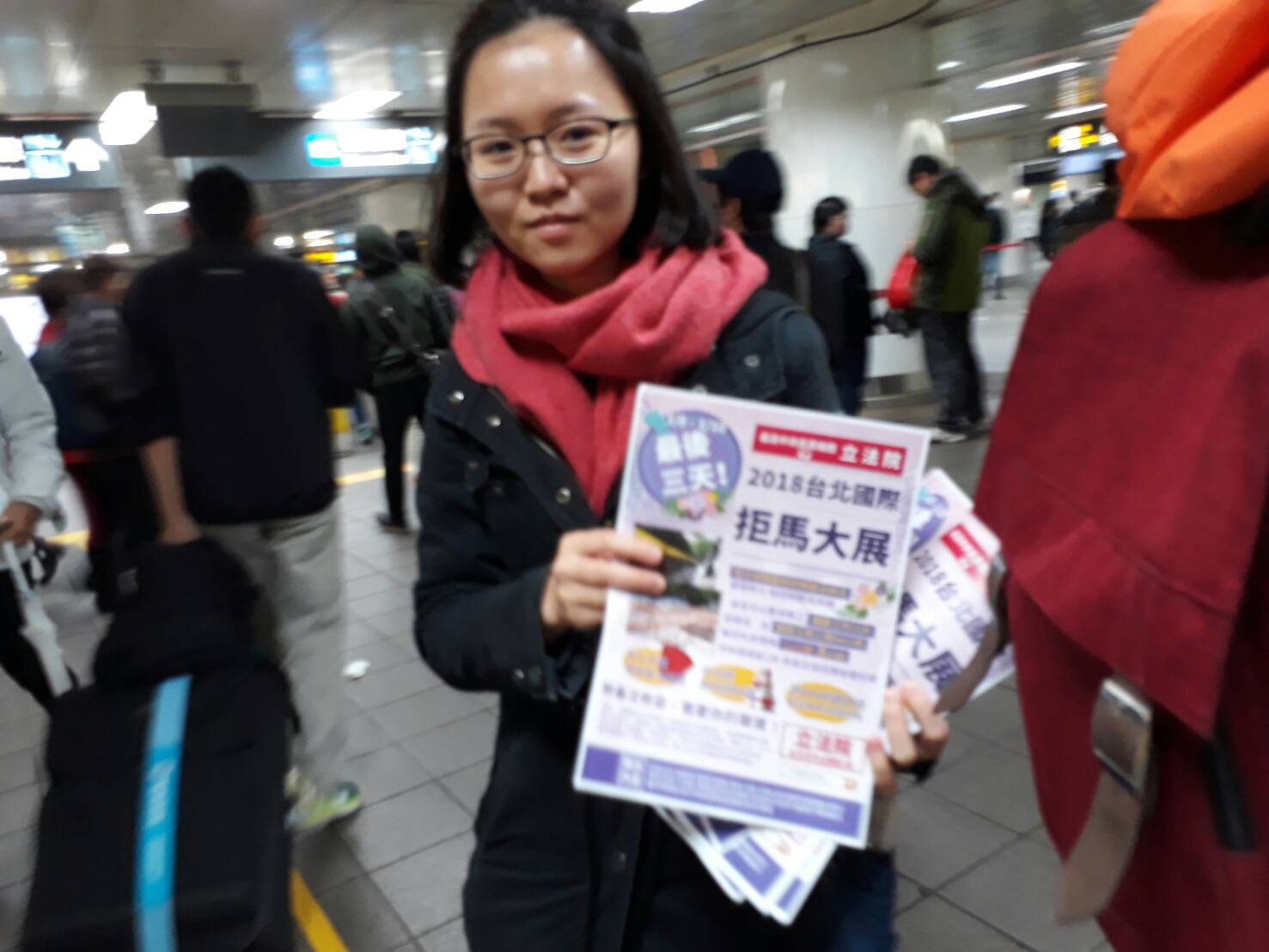 勞團人員手持聚馬大展宣傳單給路過民眾。 圖:陳香蘭/攝 勞團人員手持聚馬大展宣傳單給路過民眾。 圖:陳香蘭/攝