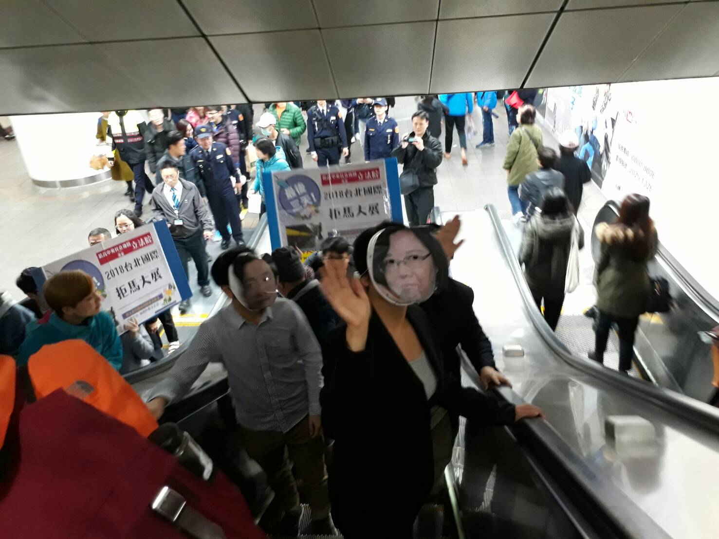 勞團今(9)日前往北車突擊,他們沿著台北車站地下街走上演行動劇,扮演「蔡英文」與「賴清德」面具進行諷刺。 圖:陳香蘭/攝 勞團今(9)日前往北車突擊,他們沿著台北車站地下街走上演行動劇,扮演「蔡英文」與「賴清德」面具進行諷刺。 圖:陳香蘭/攝