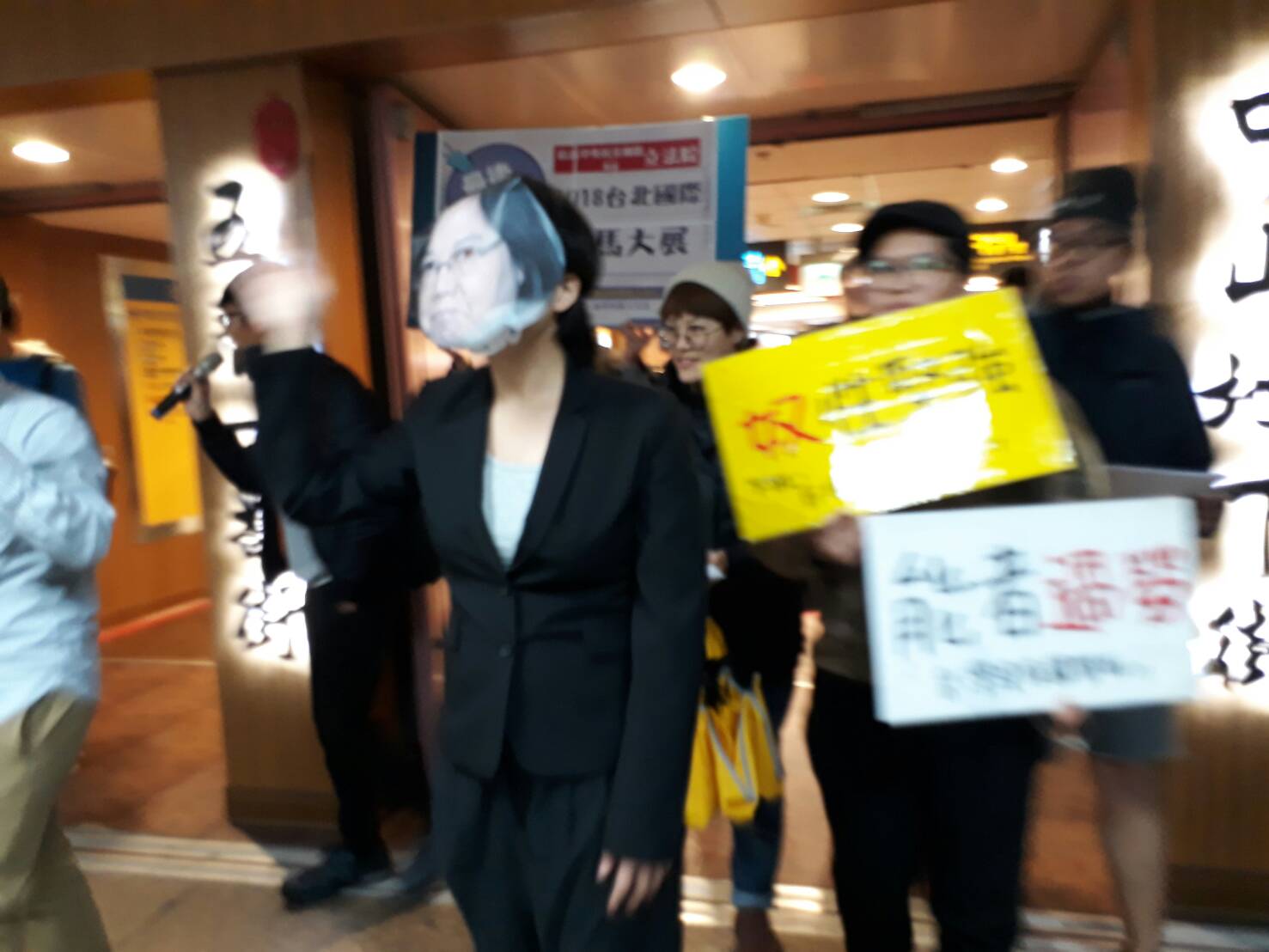 勞團人士9日晚間前往捷運上演行動劇後,轉往台北車站大廳表演。 圖:陳香蘭/攝 勞團人士9日晚間前往捷運上演行動劇後,轉往台北車站大廳表演。 圖:陳香蘭/攝