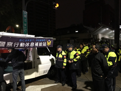 立法院內挑燈夜戰勞基法修正案拼三讀,場外,「警察行動休息補給站」也開進立法院後門的鎮江街上,提供執勤員警宵夜,適時補充能量,吸引大批員警排隊領取。 立法院內挑燈夜戰勞基法修正案拼三讀,場外,「警察行動休息補給站」也開進立法院後門的鎮江街上,提供執勤員警宵夜,適時補充能量,吸引大批員警排隊領取。