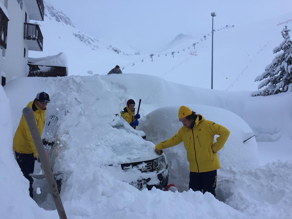 阿爾卑斯山1日暴雪,雪深達2公尺,當地消防人員稱是30年來首見的大雪。 阿爾卑斯山1日暴雪,雪深達2公尺,當地消防人員稱是30年來首見的大雪。