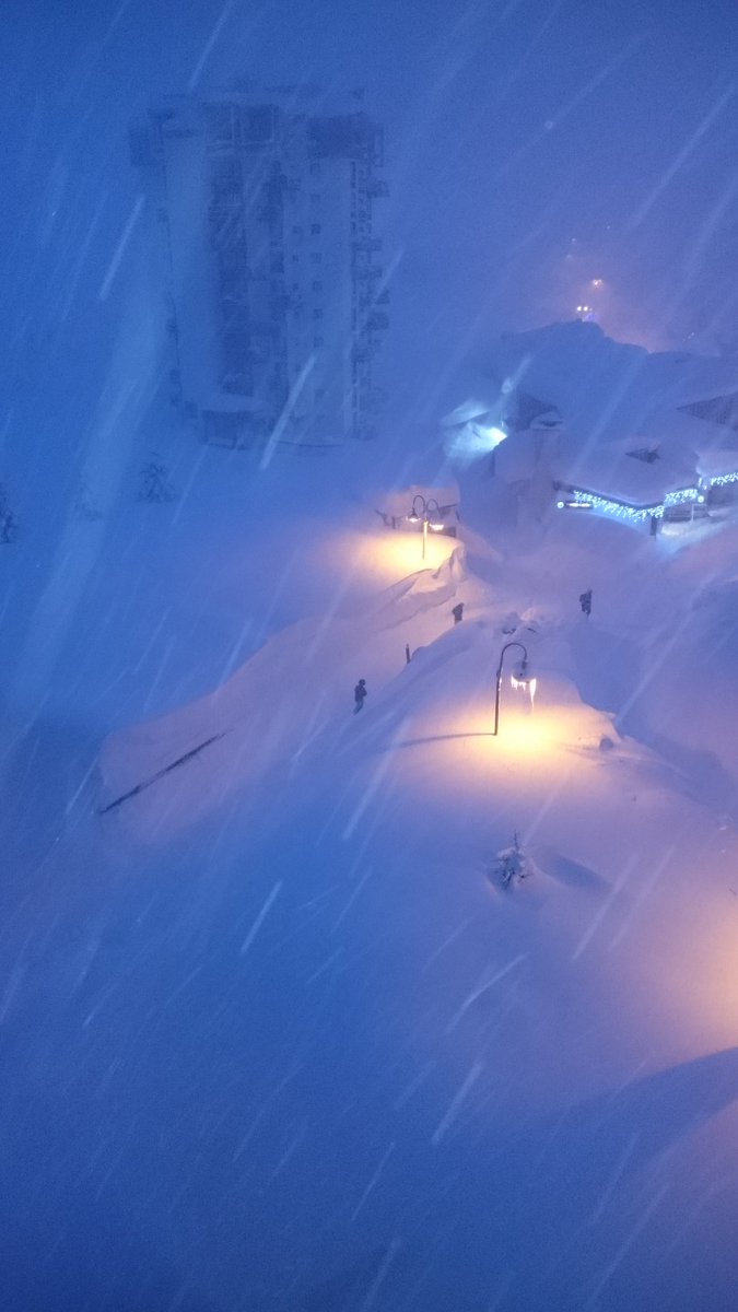 阿爾卑斯山1日暴雪,雪深達2公尺,當地消防人員稱是30年來首見的大雪。 阿爾卑斯山1日暴雪,雪深達2公尺,當地消防人員稱是30年來首見的大雪。