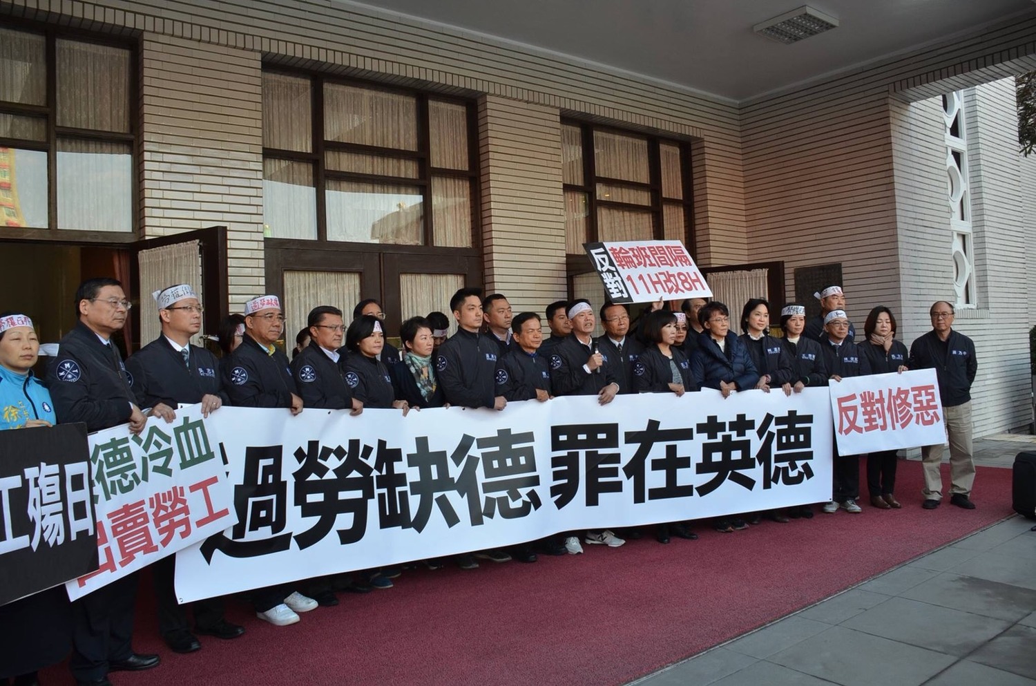 勞基法三讀通過過後,立院外抗議民眾丟的紙錢卡在拒馬上。 勞基法三讀通過過後,立院外抗議民眾丟的紙錢卡在拒馬上。