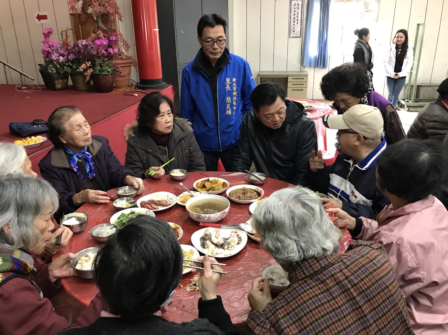 周錫瑋今天(10日)到樹林參加老人共餐,受長輩者熱情歡迎。 周錫瑋今天(10日)到樹林參加老人共餐,受長輩者熱情歡迎。