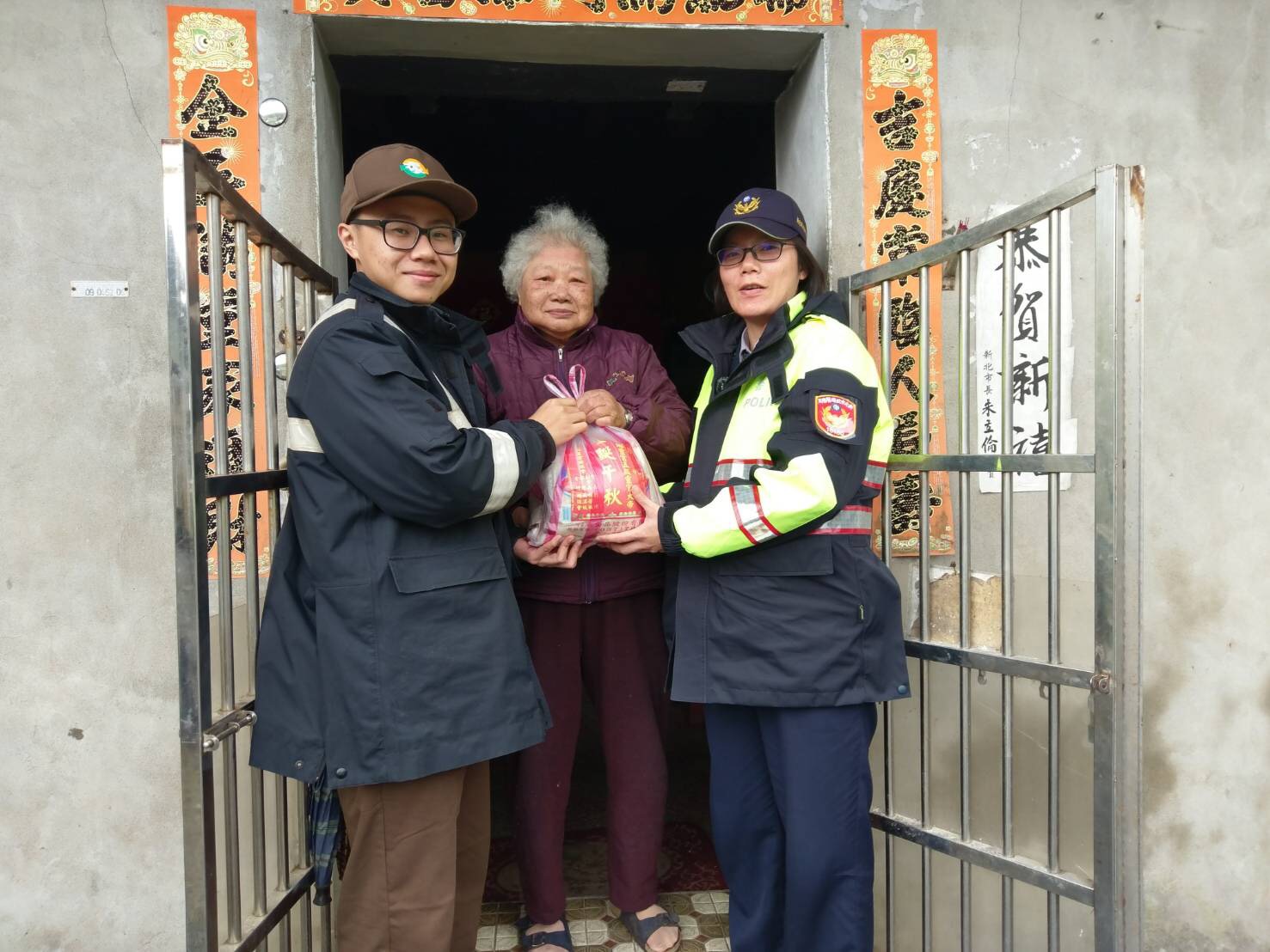 新北市副市長侯副市長率員至新莊訪視在街街友並提共禦寒物資慰問街友 新北市副市長侯副市長率員至新莊訪視在街街友並提共禦寒物資慰問街友