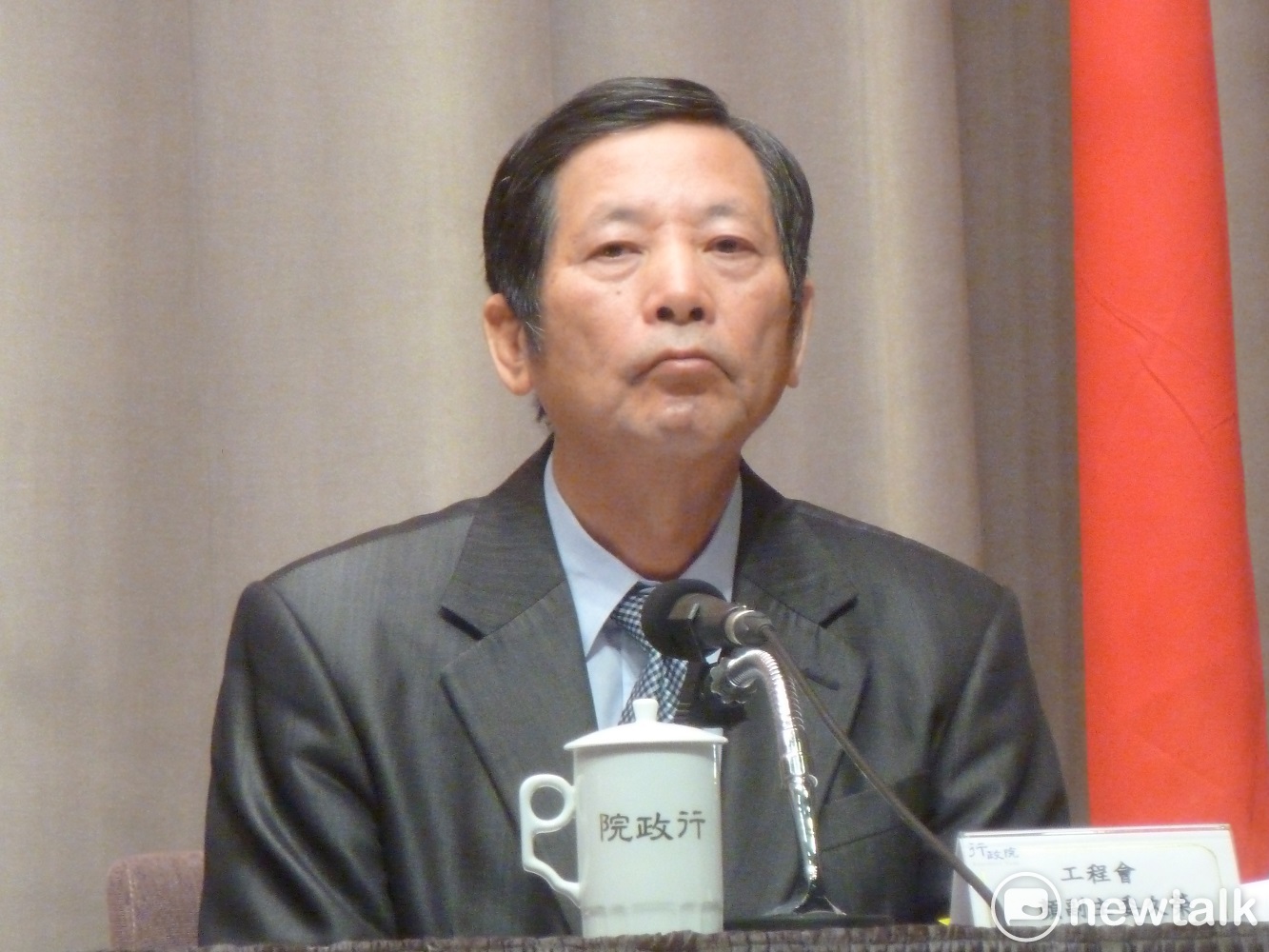 工程會今(11)天在行政院會報告「再生粒料運用於公共工程推動情形」。圖為工程會副主委顏久榮。 工程會今(11)天在行政院會報告「再生粒料運用於公共工程推動情形」。圖為工程會副主委顏久榮。
