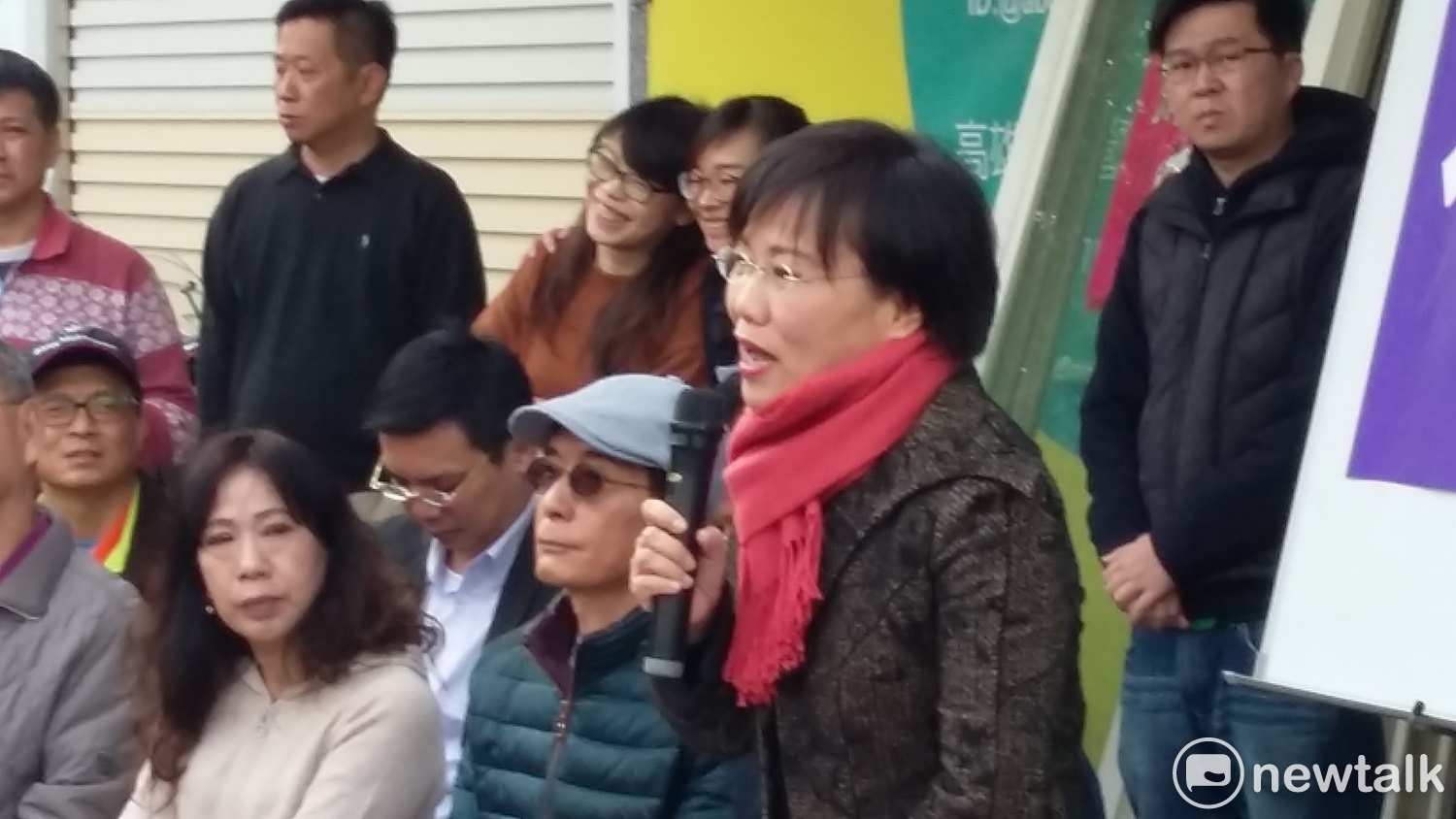 劉世芳在退選記者會中向支持者深深鞠躬,頭部快貼到桌面,向支持者表示歉意。 劉世芳在退選記者會中向支持者深深鞠躬,頭部快貼到桌面,向支持者表示歉意。