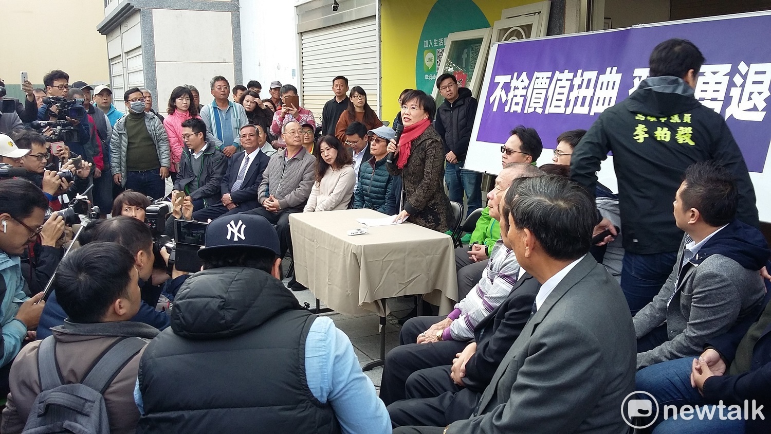 劉世芳在退選記者會中深深一鞠躬,頭貼到桌面。 劉世芳在退選記者會中深深一鞠躬,頭貼到桌面。