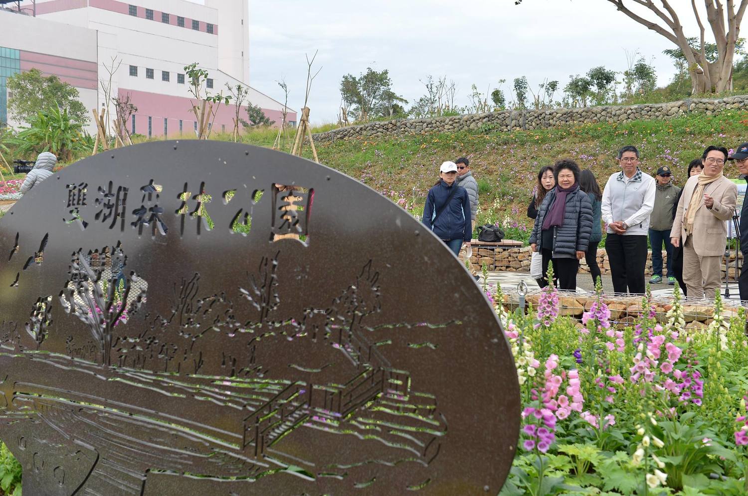曾是陰深幽暗的高雄覆鼎金公墓,已經變身成覆鼎金花園了。遷移14,800餘座墓塚,打造雙湖公園。 曾是陰深幽暗的高雄覆鼎金公墓,已經變身成覆鼎金花園了。遷移14,800餘座墓塚,打造雙湖公園。
