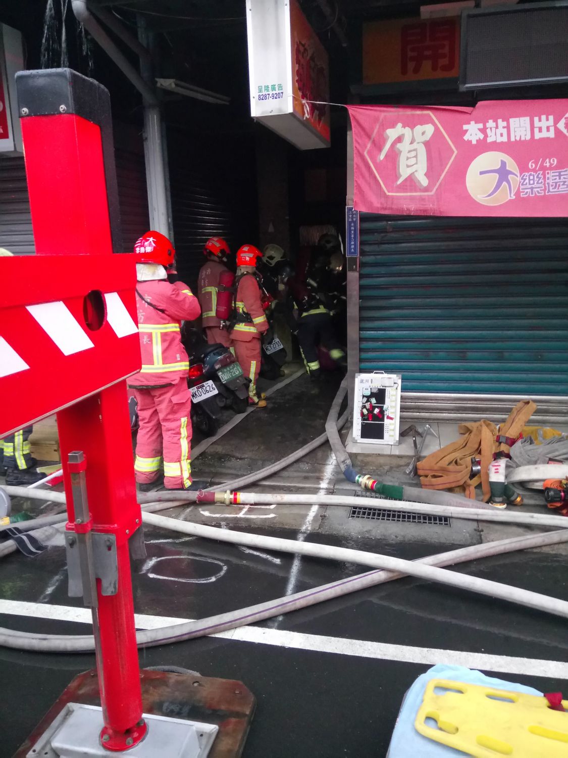 三重區車路頭街今(12)日清晨傳出火警,造成6人輕重傷。 三重區車路頭街今(12)日清晨傳出火警,造成6人輕重傷。