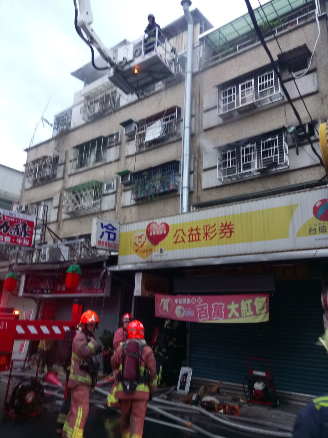 三重區車路頭街今(12)日清晨傳出火警,造成6人輕重傷。 三重區車路頭街今(12)日清晨傳出火警,造成6人輕重傷。