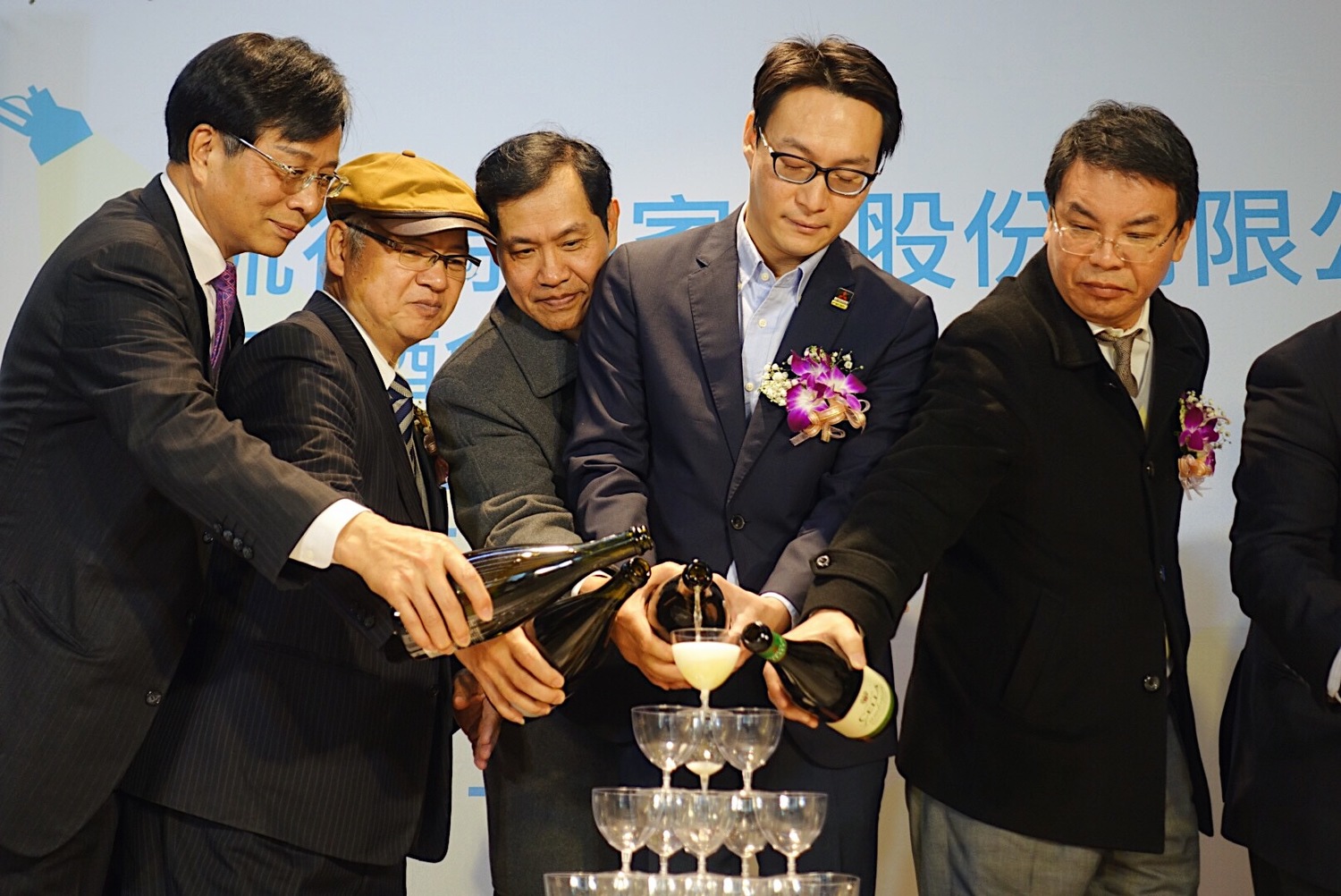 合作金庫前董事長廖燦昌(左起)、宗亞資訊工業股份有限公司董事長李舜得、全國農業金庫董事長陳朝輝、川菱工業股份有限公司空調冷凍事業董事長陳逸霖、流行時尚家居董事長郭仁貴一起倒入香檳為結盟啟動儀式暨開幕記者會劃下完美句點。 合作金庫前董事長廖燦昌(左起)、宗亞資訊工業股份有限公司董事長李舜得、全國農業金庫董事長陳朝輝、川菱工業股份有限公司空調冷凍事業董事長陳逸霖、流行時尚家居董事長郭仁貴一起倒入香檳為結盟啟動儀式暨開幕記者會劃下完美句點。