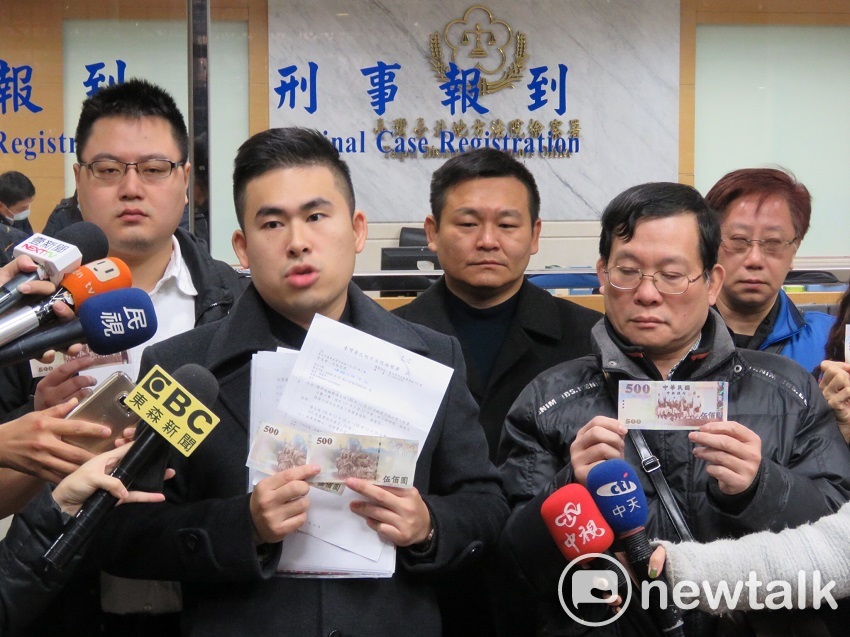 新黨發言人王炳忠與父親王進步、陳斯俊及新黨成員上午親赴北檢領取證人費500元,抗議北檢未發還扣押的物品。 新黨發言人王炳忠與父親王進步、陳斯俊及新黨成員上午親赴北檢領取證人費500元,抗議北檢未發還扣押的物品。