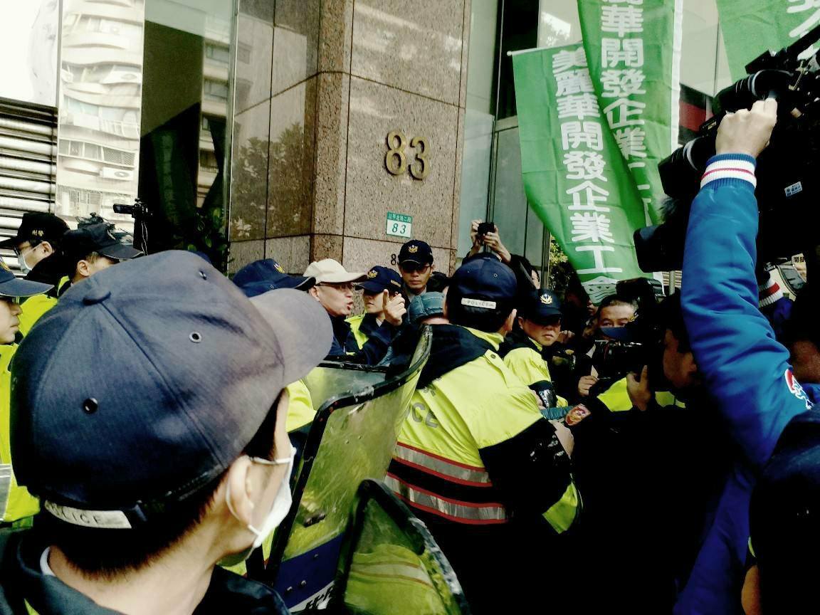 昨天甫通過勞基法修正案,今天就爆出業者公然挑戰員工權利的事件,工會員工出面控訴業者要求員工簽署「勞資雙方資遣同意書」拋棄民、刑事訴訟的權利。 昨天甫通過勞基法修正案,今天就爆出業者公然挑戰員工權利的事件,工會員工出面控訴業者要求員工簽署「勞資雙方資遣同意書」拋棄民、刑事訴訟的權利。
