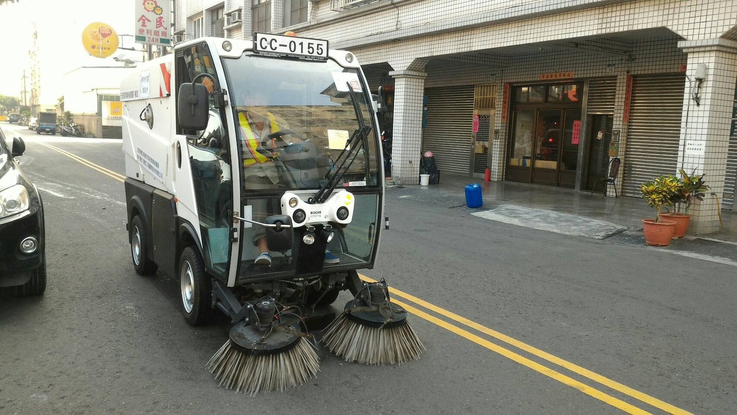維持市容整潔就是要派出小型掃街車,一個角落都不放過! 維持市容整潔就是要派出小型掃街車,一個角落都不放過!