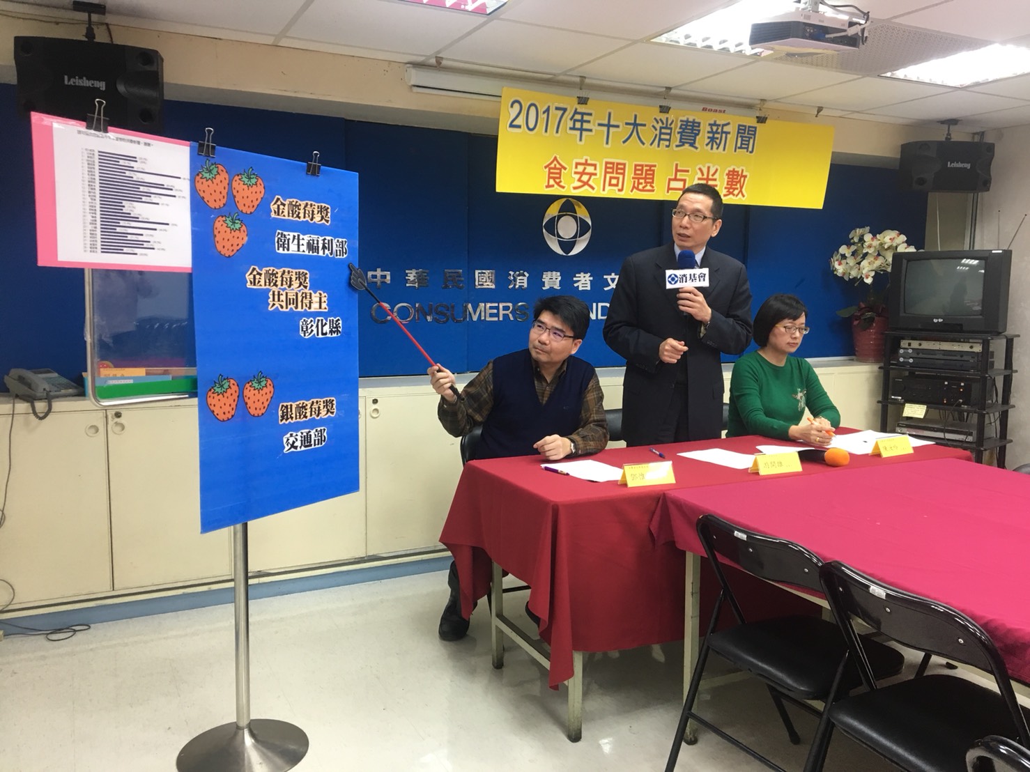 本次食安問題佔半數的情況,消基會呼籲,國人心中對飲食安全越來越重視,政府若想讓人民覺得生活有基本的保障,首先最應做的事,就是徹底把關食品安全與衛生,杜絕黑心食品再次出現,才能讓民眾食得安心。 圖:消費者文教基金會/提供 本次食安問題佔半數的情況,消基會呼籲,國人心中對飲食安全越來越重視,政府若想讓人民覺得生活有基本的保障,首先最應做的事,就是徹底把關食品安全與衛生,杜絕黑心食品再次出現,才能讓民眾食得安心。 圖:消費者文教基金會/提供