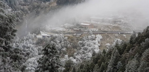宜蘭山區近日入夜氣溫驟降偶降瑞雪,白天高溫也不超過攝氏5度,山區因水氣重樹梢凝結霧淞成銀白世界,太平山莊經理賴俊仁12日表示,上午7時許氣溫為攝氏零下5度,雖積雪已不多但路面結冰情況嚴重,車輛通行仍需加掛雪鏈。 圖 : 賴俊仁/提供 宜蘭山區近日入夜氣溫驟降偶降瑞雪,白天高溫也不超過攝氏5度,山區因水氣重樹梢凝結霧淞成銀白世界,太平山莊經理賴俊仁12日表示,上午7時許氣溫為攝氏零下5度,雖積雪已不多但路面結冰情況嚴重,車輛通行仍需加掛雪鏈。 圖 : 賴俊仁/提供