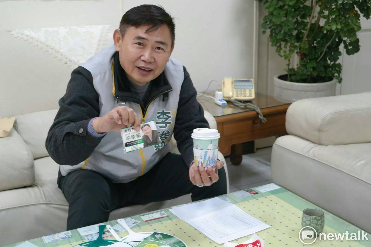 李俊毅出示他的文宣品,說明競選經費使用情況。
李俊毅出示他的文宣品,說明競選經費使用情況。