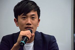香港立法會議員兼理工大學應用社會科學系專任導師鄭松泰因為一年多前被控侮辱中國大陸五星旗和香港區旗且被判罪,近日不獲理大方面續聘。 圖 : 翻攝自維基百科 香港立法會議員兼理工大學應用社會科學系專任導師鄭松泰因為一年多前被控侮辱中國大陸五星旗和香港區旗且被判罪,近日不獲理大方面續聘。 圖 : 翻攝自維基百科