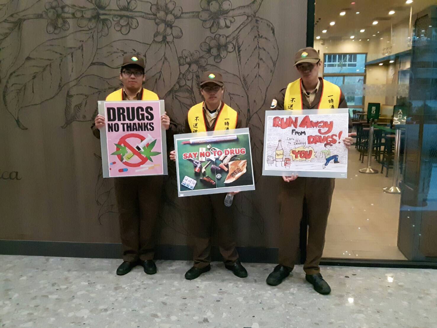 保安警察第二總隊服警察役的3名替代役男,全程協助執行反毒工作及發放宣導品。 圖:保安警察第二總隊提供 保安警察第二總隊服警察役的3名替代役男,全程協助執行反毒工作及發放宣導品。 圖:保安警察第二總隊提供