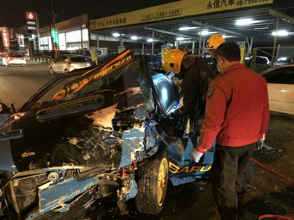 屏東市建國路今(12)日晚間傳出車禍意外。 屏東市建國路今(12)日晚間傳出車禍意外。