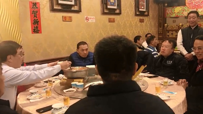 新北市里長聯誼會今天中午聚會,前北縣長周錫瑋上台致詞。 新北市里長聯誼會今天中午聚會,前北縣長周錫瑋上台致詞。