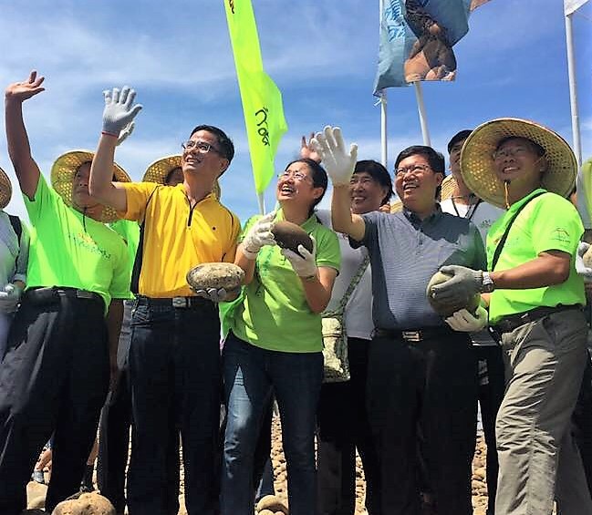 李仁富理事長說,「如果感覺煩悶,歡迎來新屋走走,和我們一起扛起扁擔,親手堆幾個卵石,心情一定大不同。看起來我們好像為石滬付出了很多心力,但其實石滬給我們更多。」 圖:桃園市環保局提供 李仁富理事長說,「如果感覺煩悶,歡迎來新屋走走,和我們一起扛起扁擔,親手堆幾個卵石,心情一定大不同。看起來我們好像為石滬付出了很多心力,但其實石滬給我們更多。」 圖:桃園市環保局提供