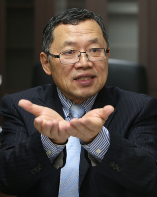 在水價凍漲23年情況下,台灣自來水公司近兩年營運表現寫下盈餘、售水總量創新高;漏水率、營運成本創新低的「兩高兩低」紀錄,董事長郭俊銘的管理哲學就是「時效、控制、成果」。 在水價凍漲23年情況下,台灣自來水公司近兩年營運表現寫下盈餘、售水總量創新高;漏水率、營運成本創新低的「兩高兩低」紀錄,董事長郭俊銘的管理哲學就是「時效、控制、成果」。