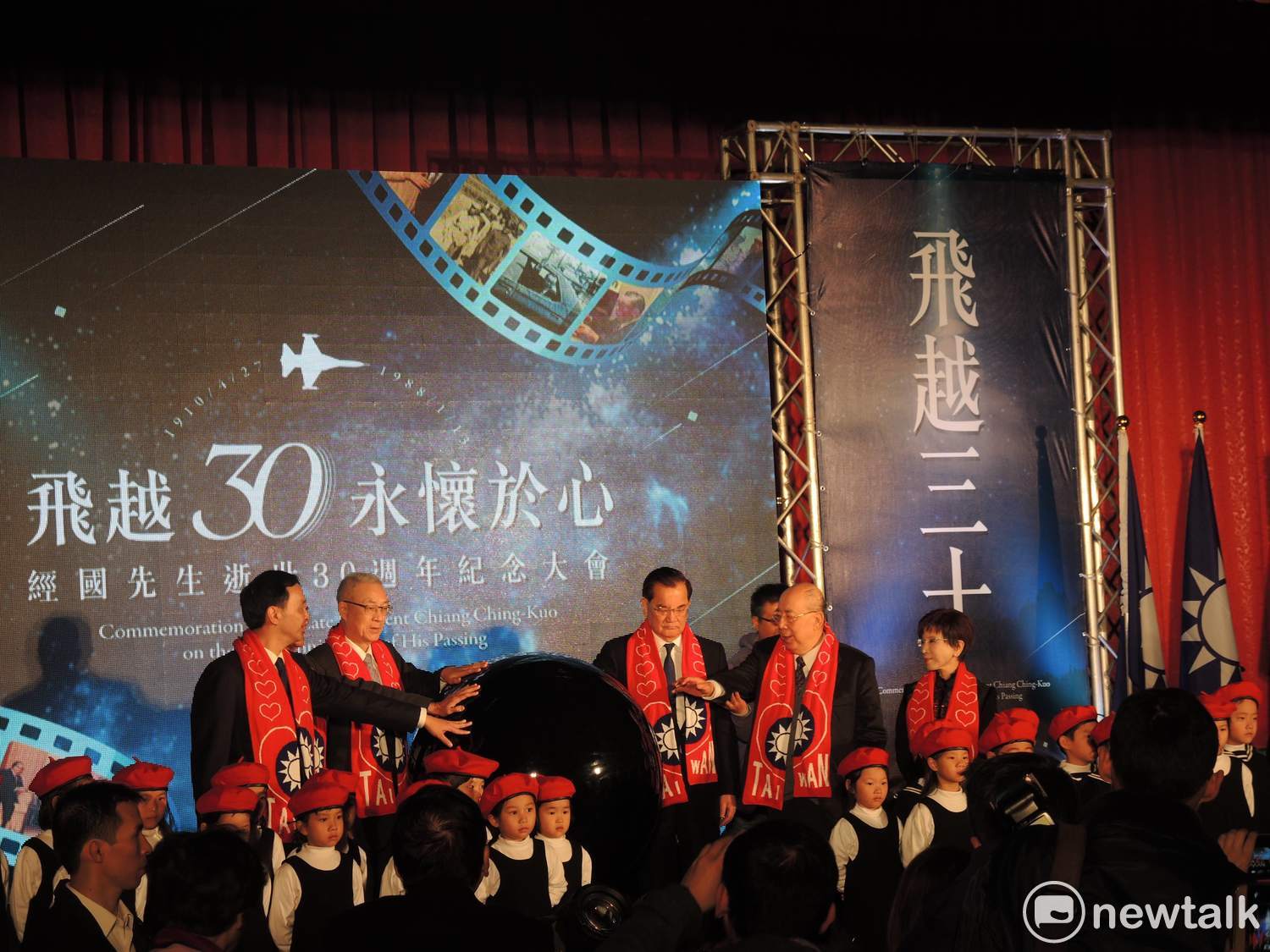 被問到國民黨立委蔣萬安可能是下一個蔣經國?洪秀柱驚嘆「喔!這可能還要再加努力喔!」 被問到國民黨立委蔣萬安可能是下一個蔣經國?洪秀柱驚嘆「喔!這可能還要再加努力喔!」