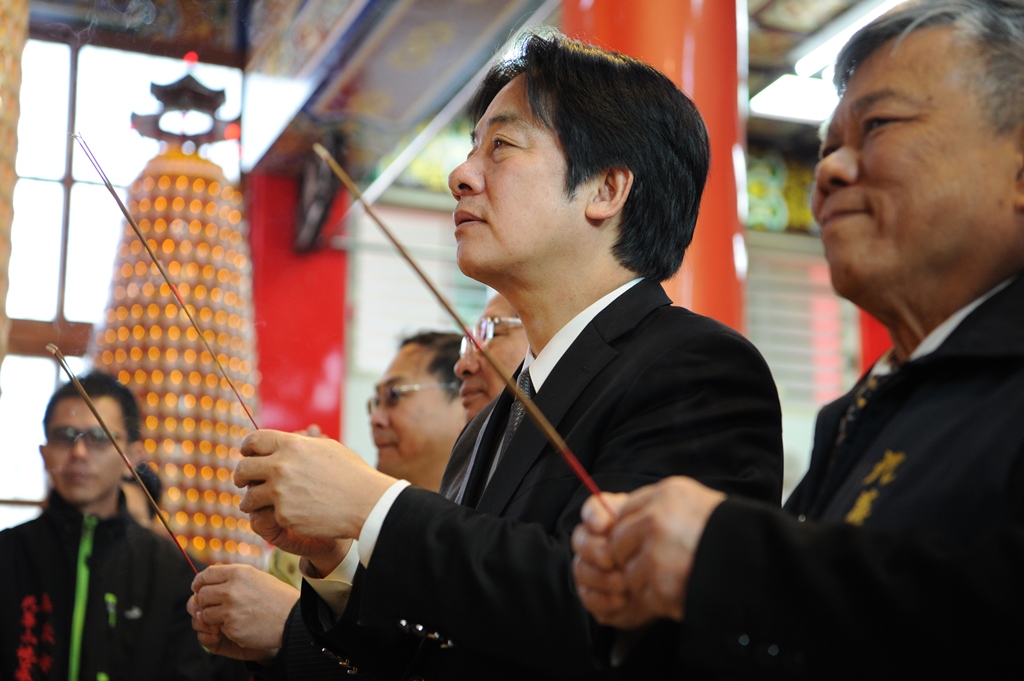 行政院長賴清德今(13)日親自率領行政院團隊至嘉義市訪查,還至嘉邑城隍廟及九華山地藏庵參拜祈福。 行政院長賴清德今(13)日親自率領行政院團隊至嘉義市訪查,還至嘉邑城隍廟及九華山地藏庵參拜祈福。