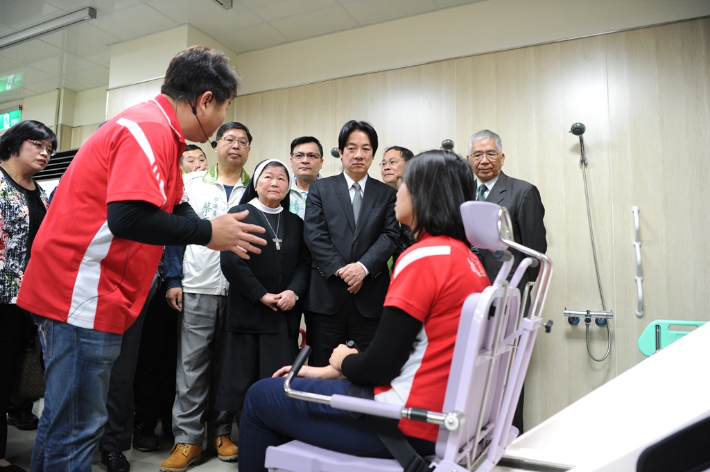 去年我國65歲以上長者人口數已超過14歲以下人口數,而今年初達全國人口的14%,顯示台灣邁入高齡化社會。嘉義市政府推動長照2.0政策的成效良好,在22個縣市中名列第一,是台灣第一個每區設置日長照中心的縣市。 圖 : 行政院 / 提供 去年我國65歲以上長者人口數已超過14歲以下人口數,而今年初達全國人口的14%,顯示台灣邁入高齡化社會。嘉義市政府推動長照2.0政策的成效良好,在22個縣市中名列第一,是台灣第一個每區設置日長照中心的縣市。 圖 : 行政院 / 提供