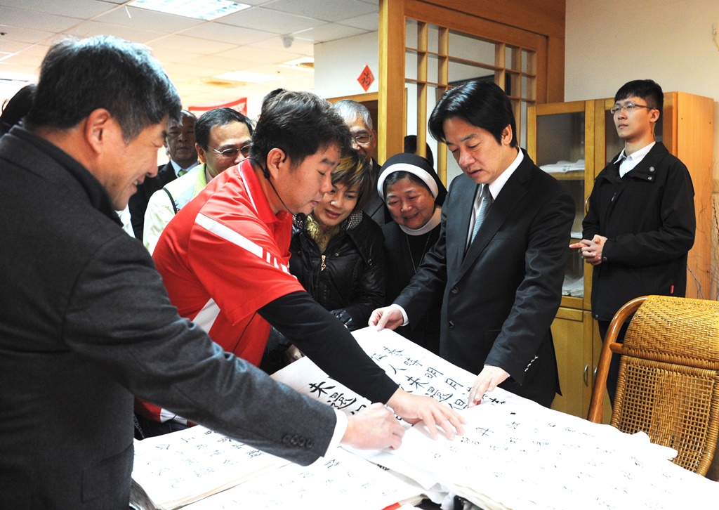 賴清德參訪「長照2.0據點-聖愛家園」,聖母社會福利慈善事業基金會設立了全台首創長輩沐浴福祉教室,還有沐浴車的服務,讓許多臥病在床的患者可沐浴清潔,除了帶來心理舒適及醫療效果,也讓患者感受到溫暖與愛,賴清德表示,台南市可以向基金會學習。 圖 : 行政院 / 提供 賴清德參訪「長照2.0據點-聖愛家園」,聖母社會福利慈善事業基金會設立了全台首創長輩沐浴福祉教室,還有沐浴車的服務,讓許多臥病在床的患者可沐浴清潔,除了帶來心理舒適及醫療效果,也讓患者感受到溫暖與愛,賴清德表示,台南市可以向基金會學習。 圖 : 行政院 / 提供