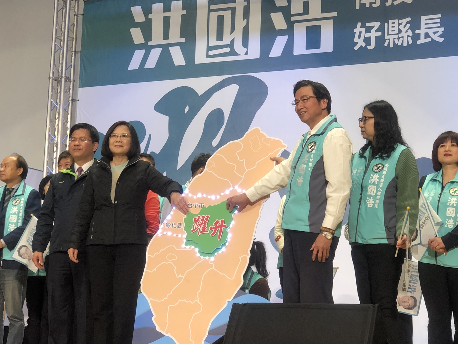 蔡英文今(13)日表示要把草屯經驗變做南投經驗,讓洪國浩從好鎮長變成好縣長。 蔡英文今(13)日表示要把草屯經驗變做南投經驗,讓洪國浩從好鎮長變成好縣長。