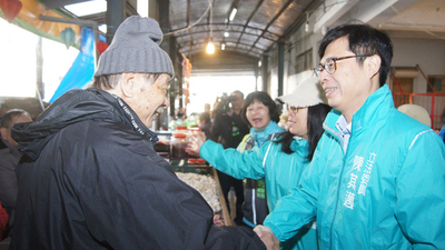 民主進步黨高雄市長初選的競爭在立委劉世芳宣布退選後,選戰重新洗牌,立委陳其邁(前右)13日走訪高雄市湖內區兩處傳統市場,爭取民眾支持。 民主進步黨高雄市長初選的競爭在立委劉世芳宣布退選後,選戰重新洗牌,立委陳其邁(前右)13日走訪高雄市湖內區兩處傳統市場,爭取民眾支持。
