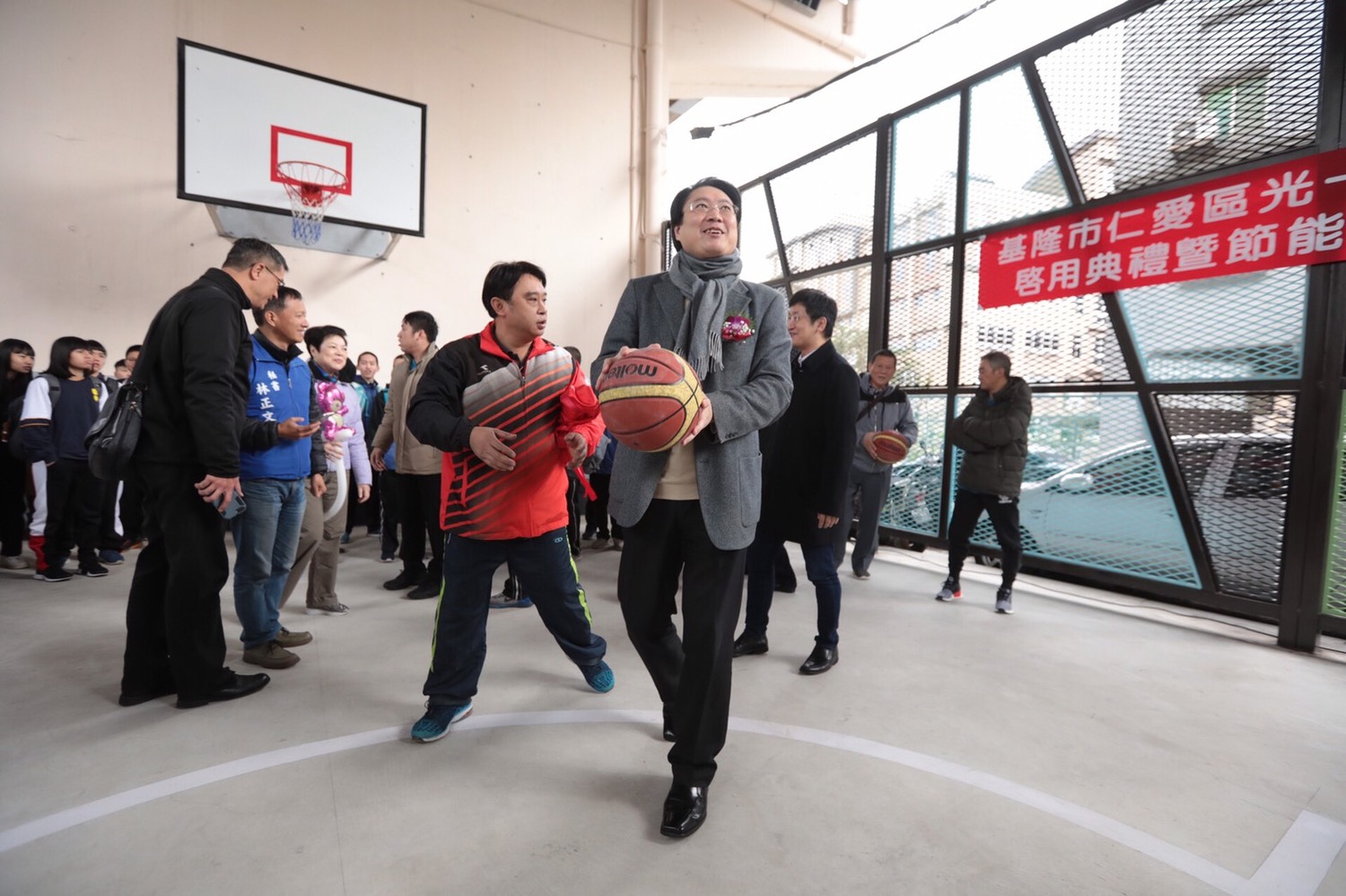 仁愛區光一路多功能休閒運動場今(13)日舉行啟用典禮,提供民眾一個多功能的休閒運動場,也是基隆首座設有極限運動場的空間,最重要的是,由於基隆容易下雨,這個橋下的運動空間也大大的便利民眾的運動需求! 仁愛區光一路多功能休閒運動場今(13)日舉行啟用典禮,提供民眾一個多功能的休閒運動場,也是基隆首座設有極限運動場的空間,最重要的是,由於基隆容易下雨,這個橋下的運動空間也大大的便利民眾的運動需求!