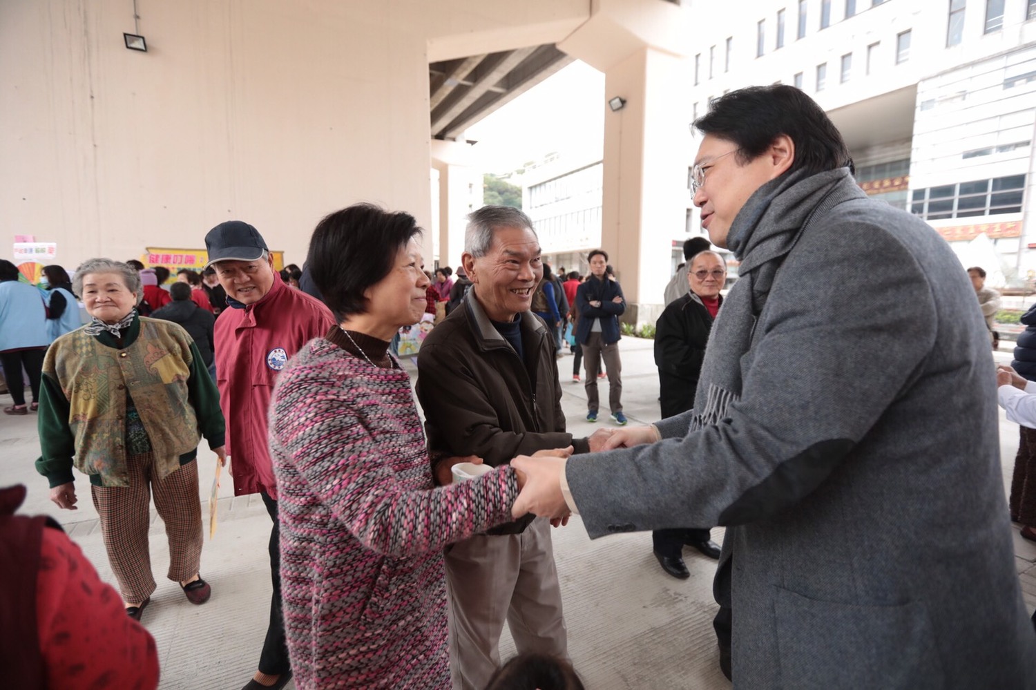 這座位多功能休閒運動場,設置基隆首座簡易極限運動場,提供青少年進行滑板運動。廣場提供社區進行各項活動與交誼,4座籃球場提供青少年揮灑球技,人行休閒步道可供民眾慢跑與健走。 圖 : 仁愛區公所 / 提供 這座位多功能休閒運動場,設置基隆首座簡易極限運動場,提供青少年進行滑板運動。廣場提供社區進行各項活動與交誼,4座籃球場提供青少年揮灑球技,人行休閒步道可供民眾慢跑與健走。 圖 : 仁愛區公所 / 提供