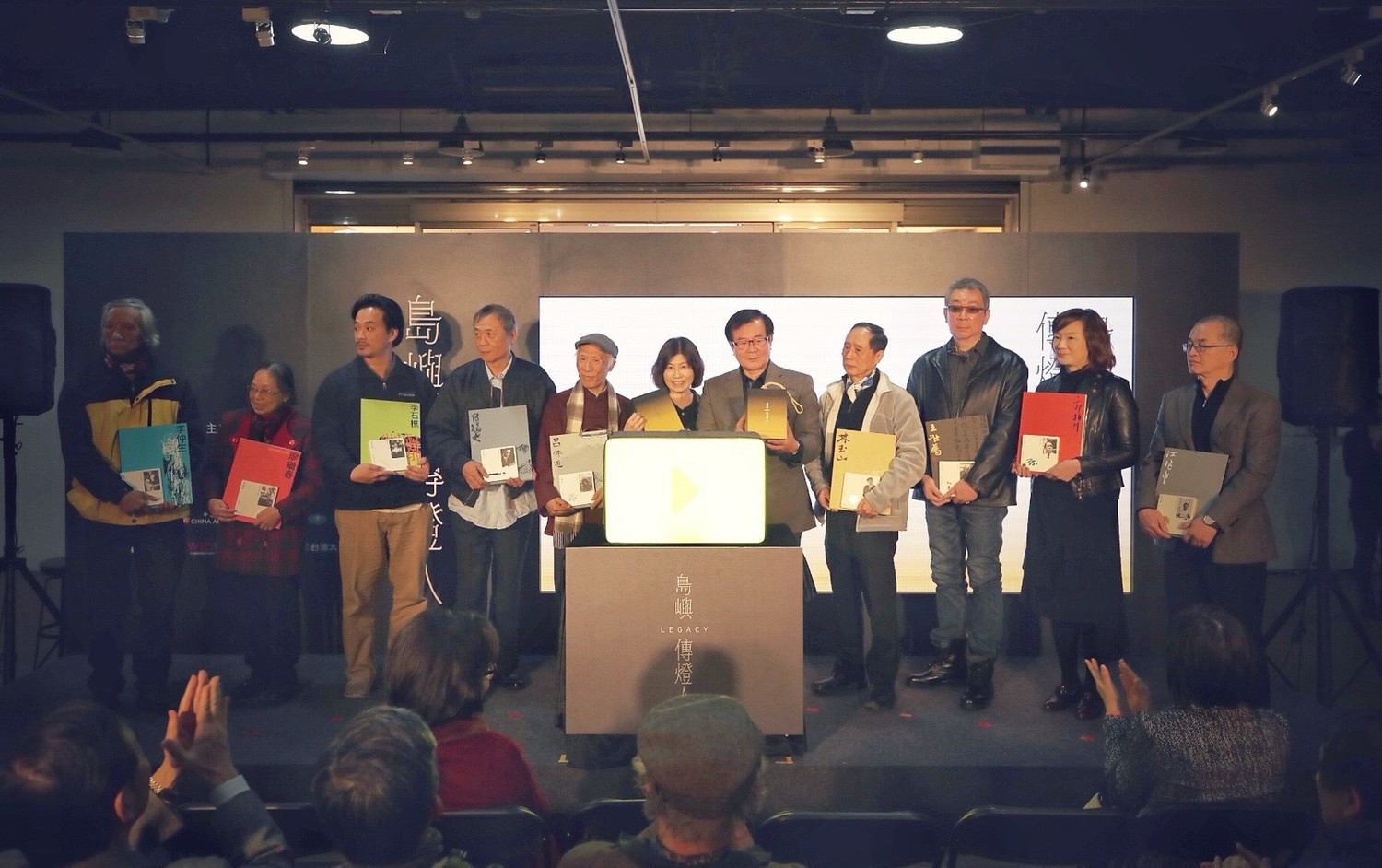 記載了9位台灣藝術領域先行者的《島嶼傳燈人》系列紀錄片,從今(13)日開始進行為期5天的特展。 記載了9位台灣藝術領域先行者的《島嶼傳燈人》系列紀錄片,從今(13)日開始進行為期5天的特展。